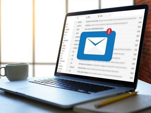 Sztuka przesyłania dalej: Jak wysyłać e-maile z funkcją przekierowania w SmartBriefie